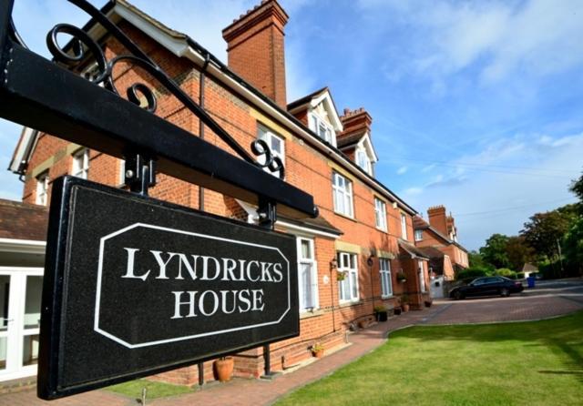 Отель Lyndricks House Аскот Экстерьер фото